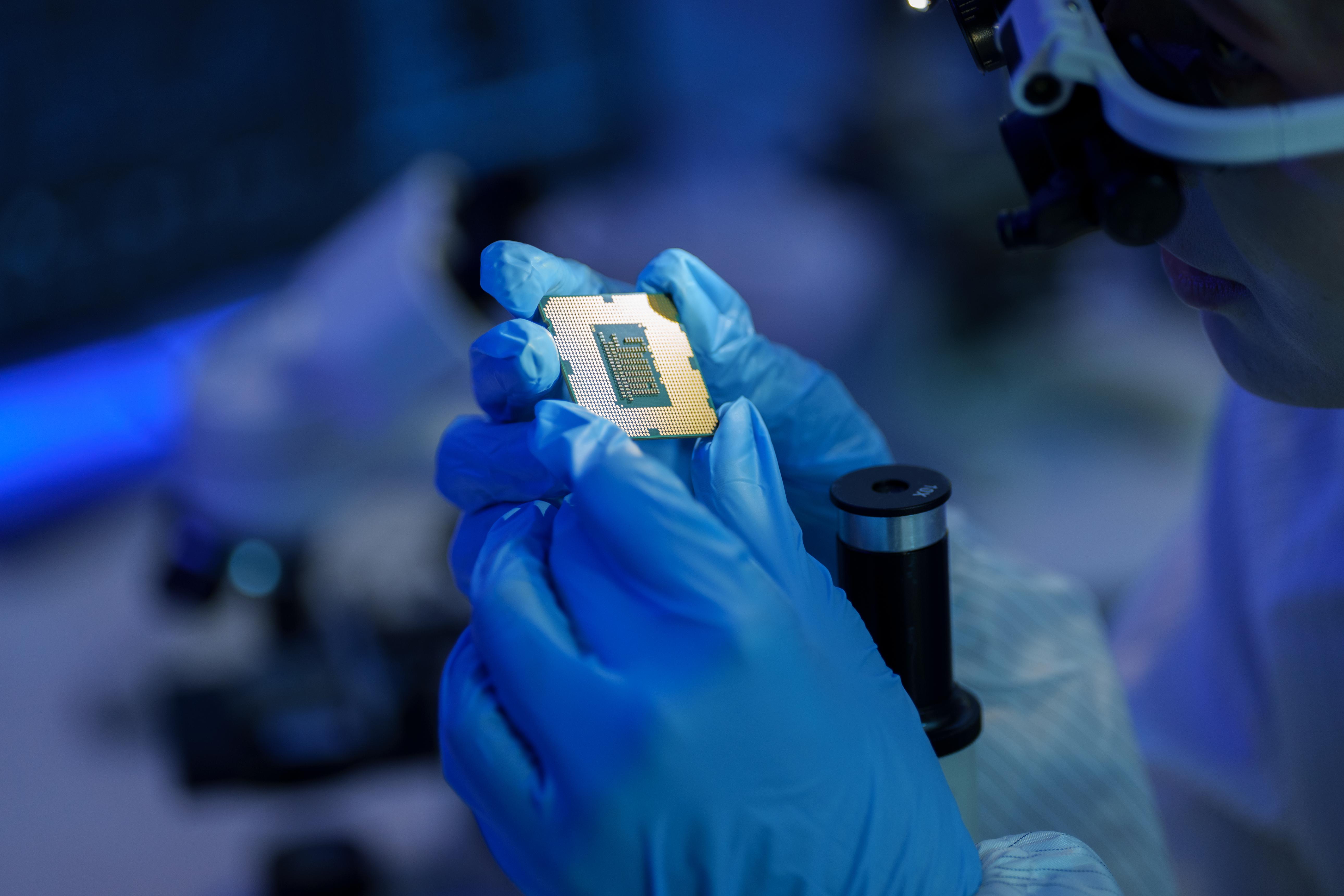 Productie van geheugenchips in cleanroom fabriek