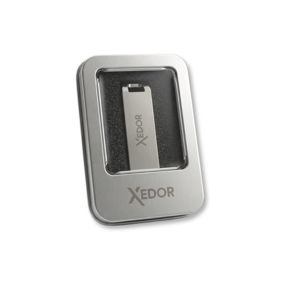 Xedor Base USB-stick aangesloten op laptop via USB-A – eenvoudige dataoverdracht
