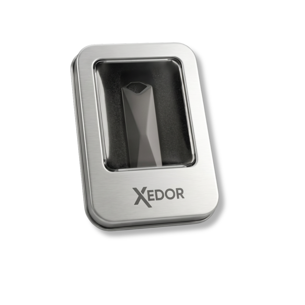 Xedor Plus USB-stick aangesloten op laptop via USB-C – muziek voorbereiden voor DJ-sets