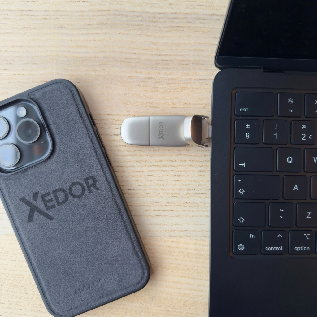 Xedor Pro USB-stick aangesloten op pc via USB-A – professionele opslagoplossing