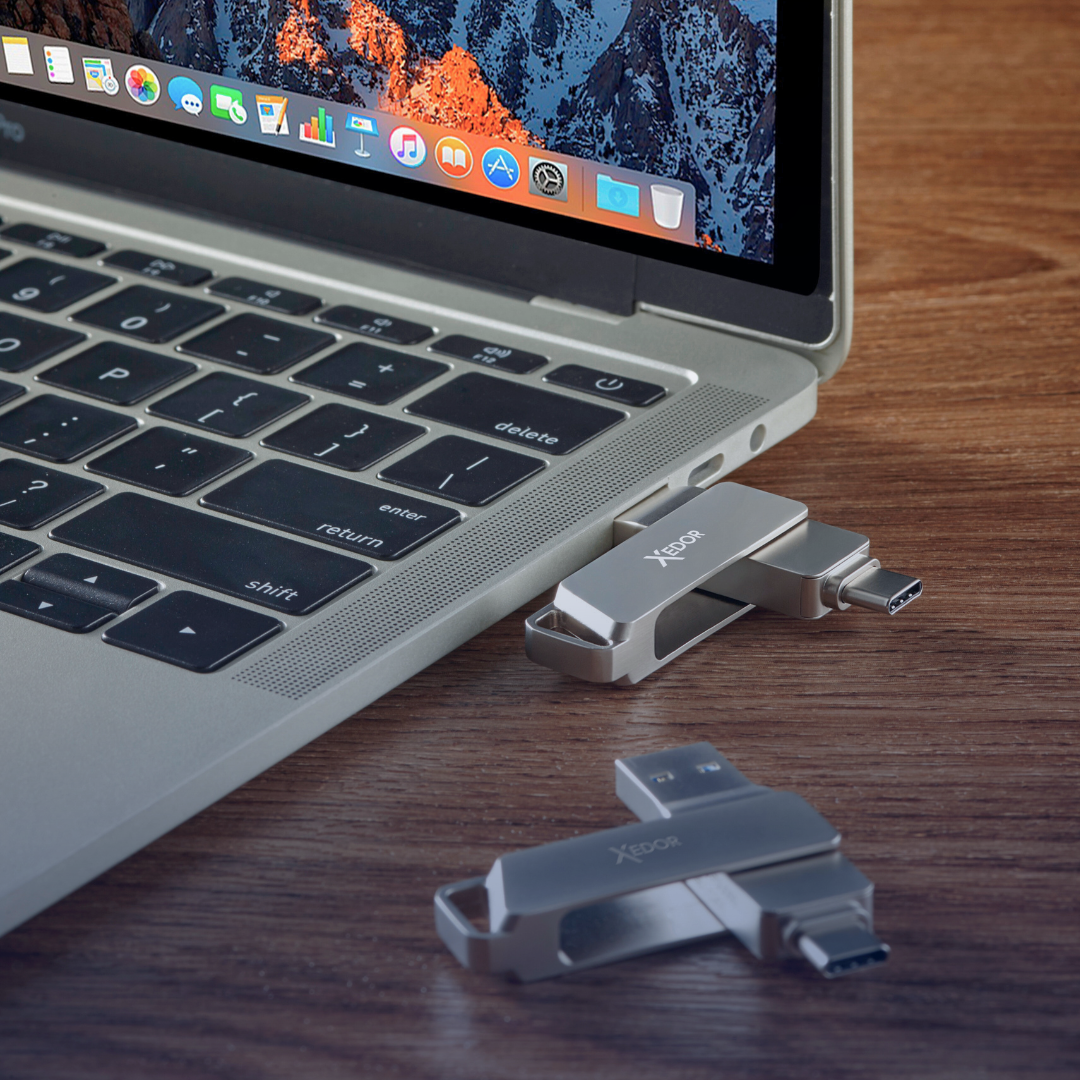 USB-C accessoires zoals adapters, hubs en USB-sticks aangesloten op laptop