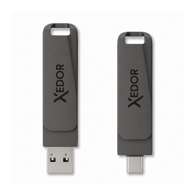 Twee donkergrijze Xedor Base USB-sticks naast elkaar, de USB-A kant en de USB-C kant zichtbaar