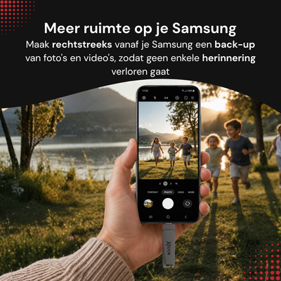 Donkergrijze Xedor Base USB-stick in een Samsung-telefoon om foto's en video's rechtstreeks te back-uppen