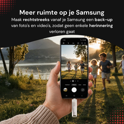 Zilveren Xedor Base USB-stick in een Samsung-telefoon om foto's en video's rechtstreeks te back-uppen