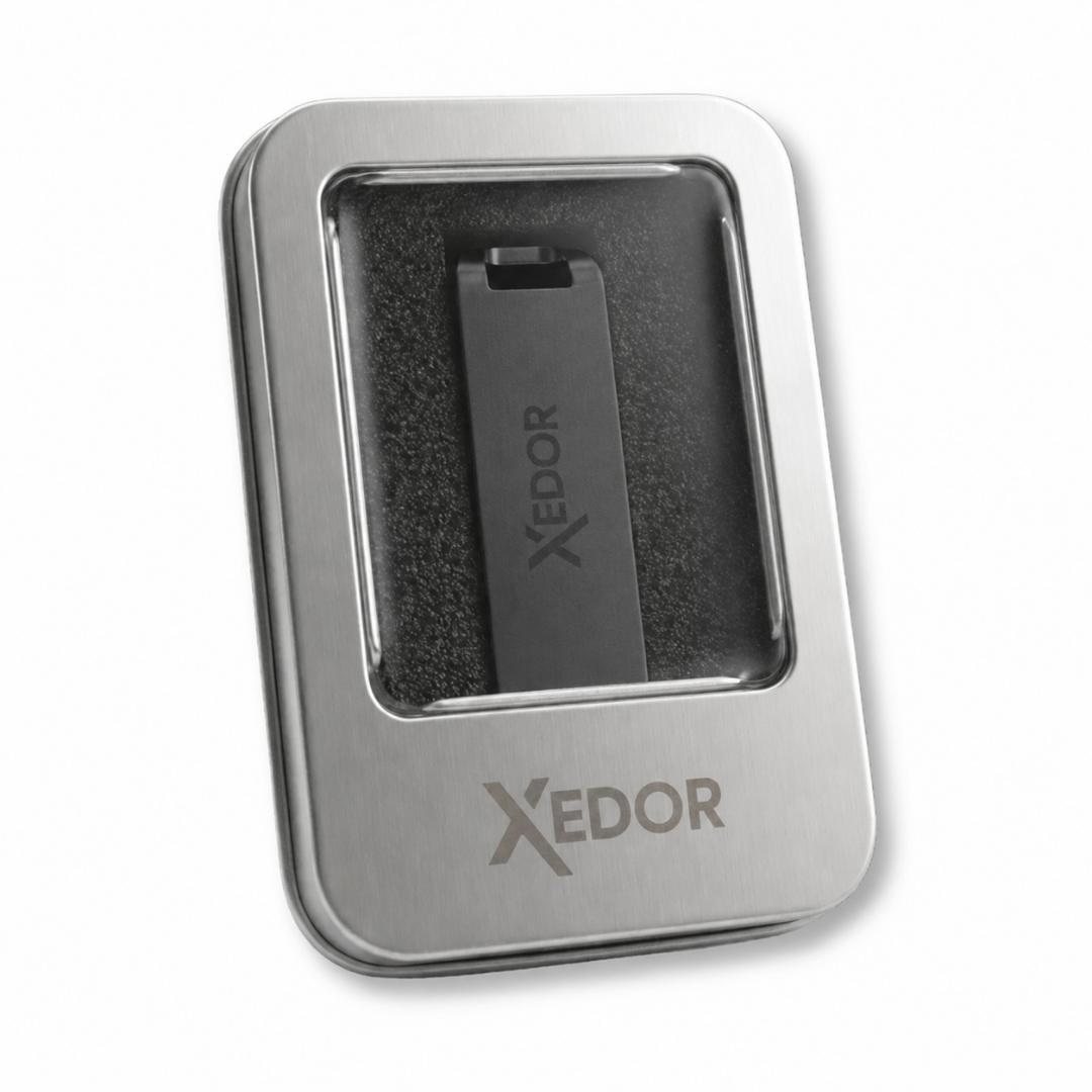 Donkergrijze Xedor Base USB-stick in het metalen opbergdoosje