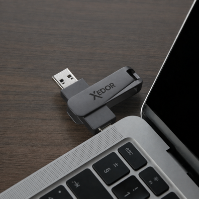 Donkergrijze Xedor Base USB-stick aangesloten op de USB-A poort van een laptop