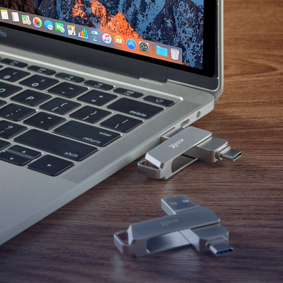Xedor Blaze USB-stick aangesloten op laptop via USB-A – eenvoudig bestanden overzetten