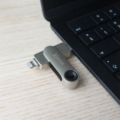 Xedor Flex USB-stick aangesloten op laptop via USB-C – snelle dataoverdracht