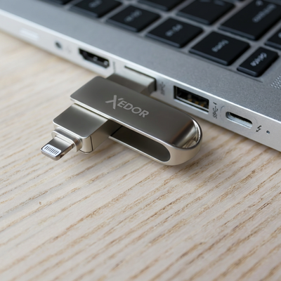 Xedor Lite USB-stick aangesloten op pc via USB-A – betrouwbare dataopslag