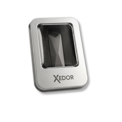 Xedor Plus USB-stick aangesloten op laptop via USB-C – muziek voorbereiden voor DJ-sets